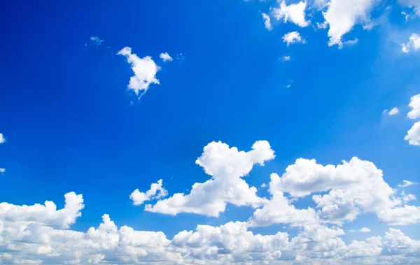 พื้นหลังท้องฟ้าที่มีเมฆ — ภาพถ่ายสต็อก
