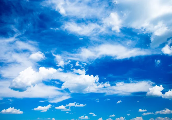 Céu fundo com nuvens — Fotografia de Stock