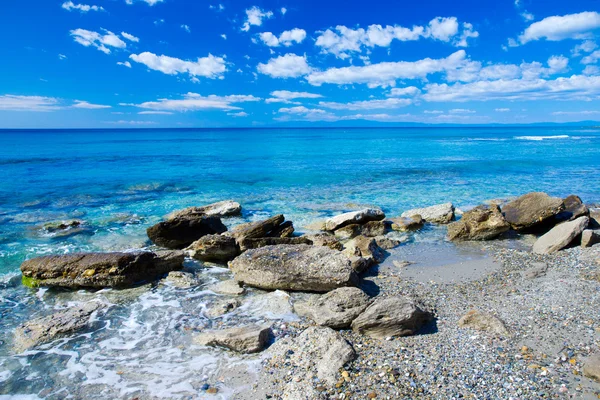 Spiaggia e bellissimo mare tropicale — Foto Stock