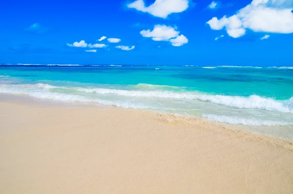 Praia e mar tropical — Fotografia de Stock