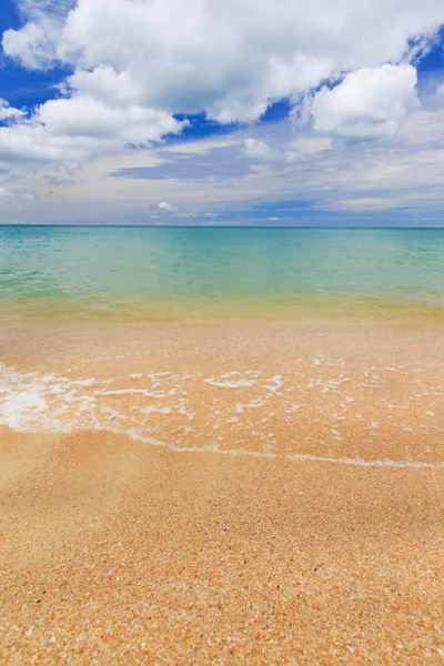 Praia e mar tropical — Fotografia de Stock