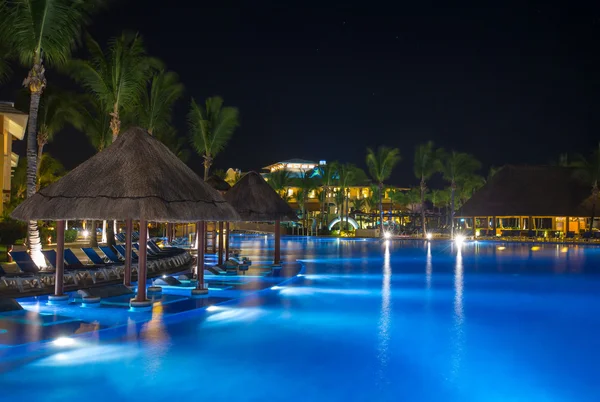 Piscina em iluminação noturna — Fotografia de Stock