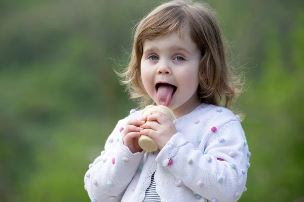 Mała dziewczynka jedząca lody — Zdjęcie stockowe