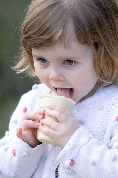 Little girl eating ice cream — Stock Photo, Image