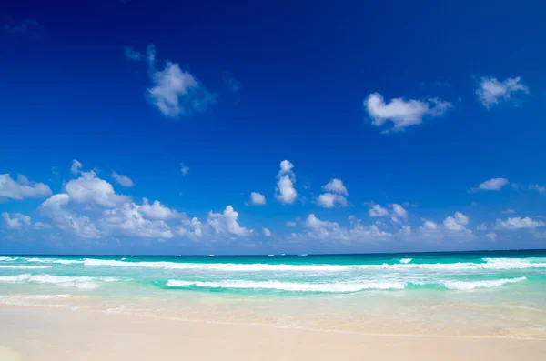 Playa y mar tropical — Foto de Stock