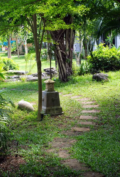 Jardim caminho de pedra com grama — Fotografia de Stock