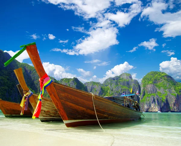 Barche da spiaggia e longtail in Thailandia — Foto Stock