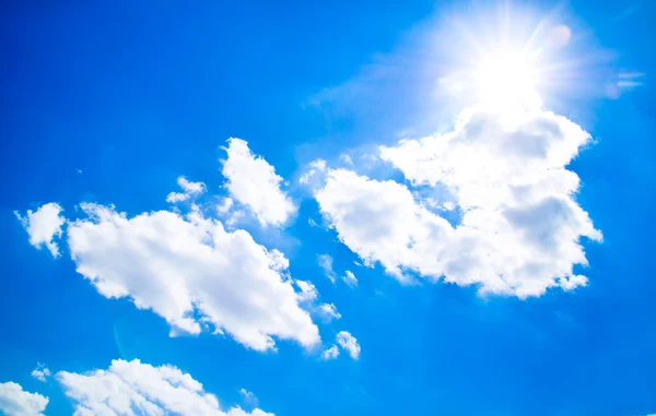 Cielo azul y nubes blancas — Foto de Stock