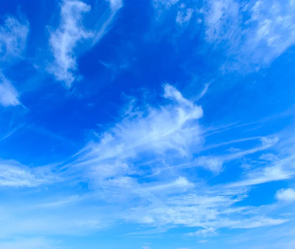 Ciel bleu et nuages blancs — Photo