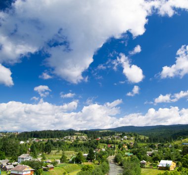 Yalnız hill tarafından orman kaplı