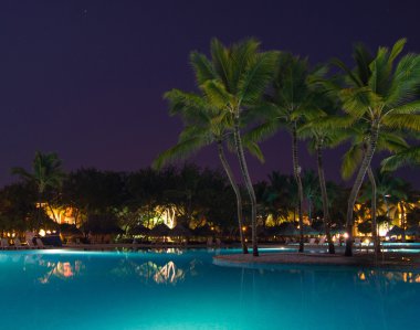 Gece aydınlığında yüzme havuzu