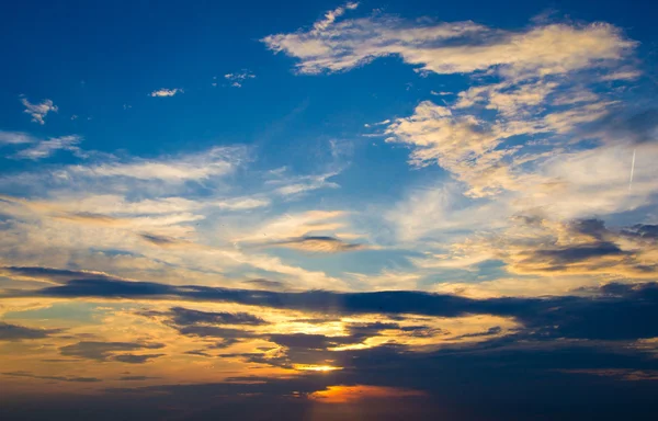 Céu com nuvens e sol — Fotografia de Stock