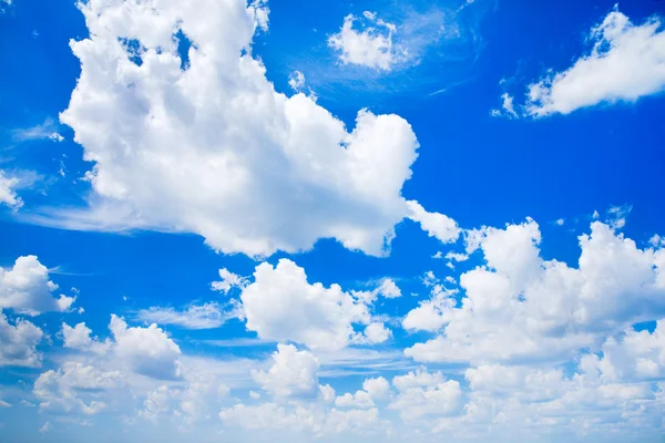 Blauer Himmel und weiße Wolken — Stockfoto