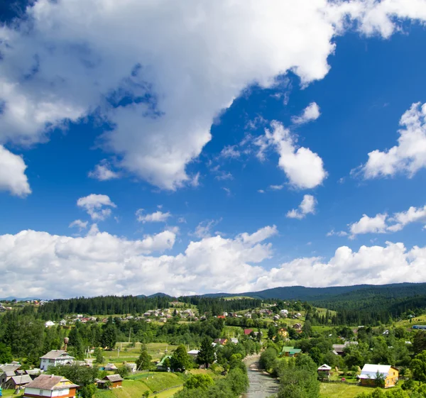 Yalnız hill tarafından orman kaplı — Stok fotoğraf