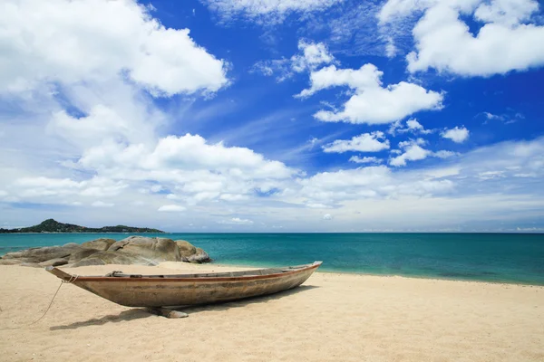 Beach and tropical sea — Stock Photo, Image