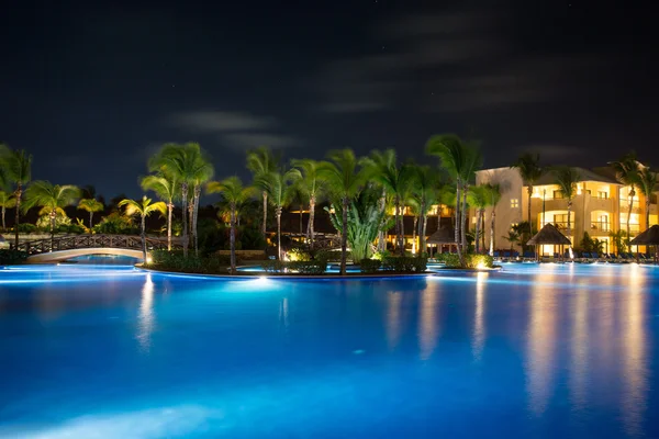 Gece aydınlığında yüzme havuzu — Stok fotoğraf