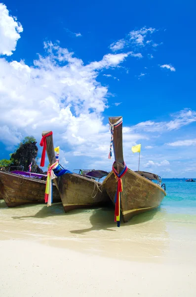 Plage et mer tropicale — Photo