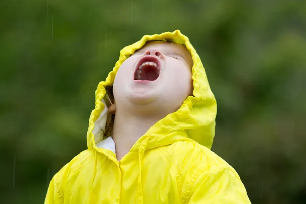 Jong meisje spelen in de regen — Stockfoto
