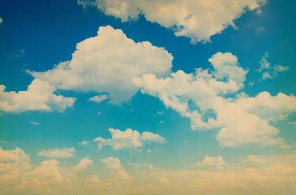 Céu azul com nuvens — Fotografia de Stock