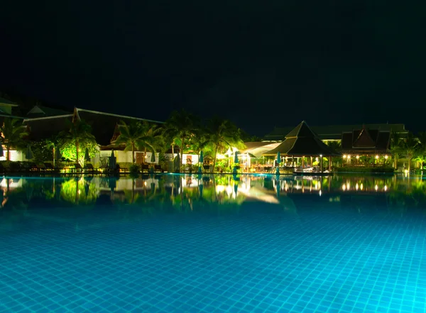 Piscina en iluminación nocturna — Foto de Stock