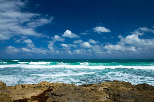 Praia e mar tropical — Fotografia de Stock