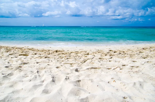 Playa y mar tropical — Foto de Stock