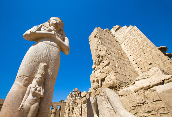 руины карнакского храма в Египте
