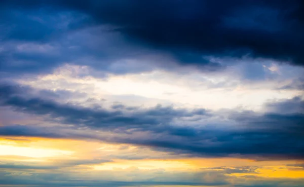 Cielo azul fondo con nubes —  Fotos de Stock