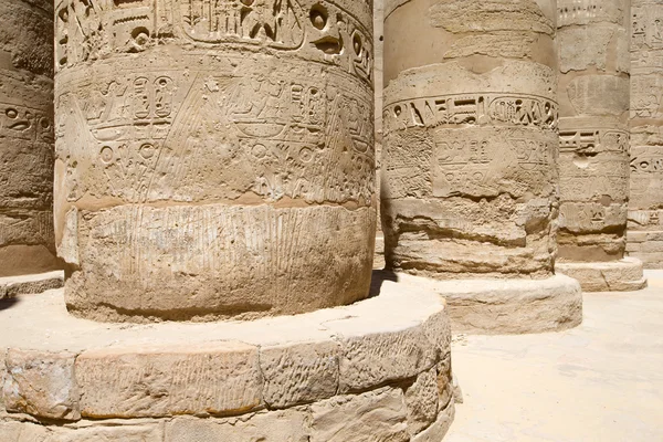 Colonnes couvertes de hiéroglyphes, Karnak — Photo