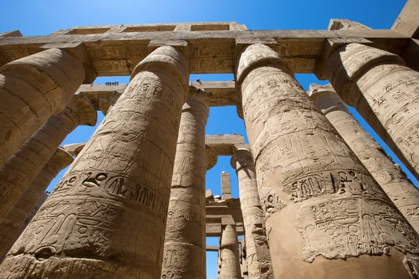 Säulen bedeckt mit Hieroglyphen, Karnak, — Stockfoto