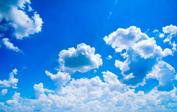 Blauwe lucht achtergrond met wolken — Stockfoto