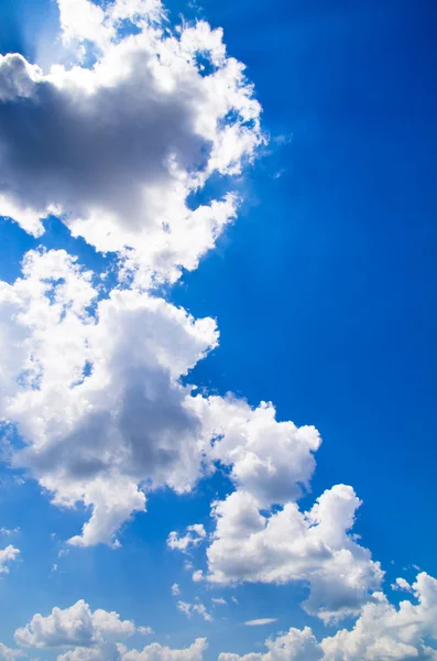 Cielo azul fondo con nubes — Foto de Stock