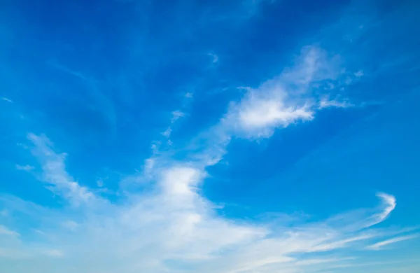 Blauwe lucht achtergrond met wolken — Stockfoto