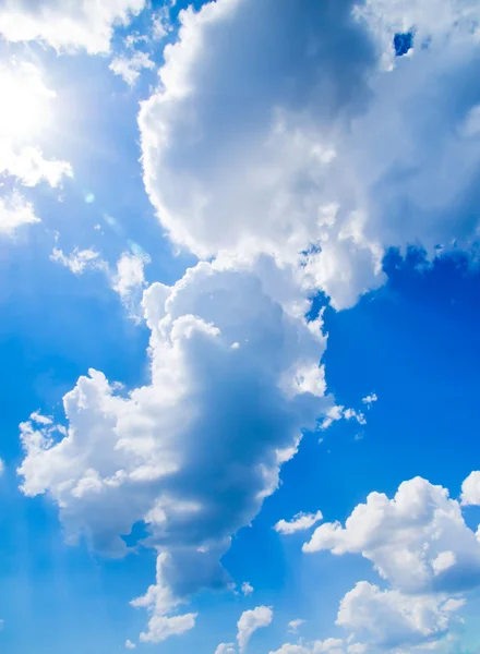 Fundo céu azul com nuvens — Fotografia de Stock