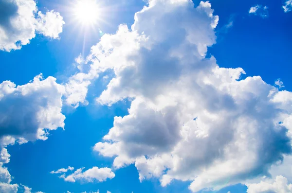 Blauwe lucht achtergrond met wolken — Stockfoto