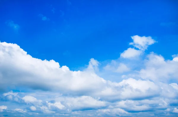 Fundo céu azul com nuvens — Fotografia de Stock