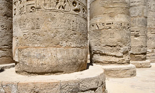 Oszlopok szerepelnek a hieroglifák, Karnak — Stock Fotó