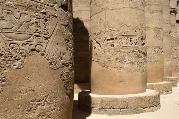 Colonnes couvertes de hiéroglyphes en Egypte . — Photo