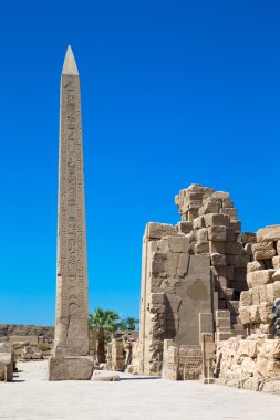 Kraliçe hapshetsut karnak, Dikilitaş