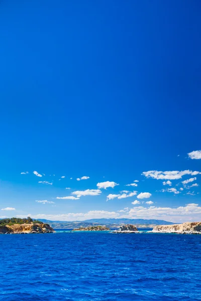 Spiaggia e mare tropicale — Foto Stock