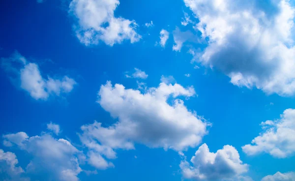 Cielo azul fondo con nubes —  Fotos de Stock