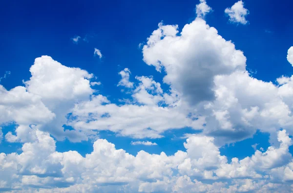 Fond bleu ciel avec nuages — Photo