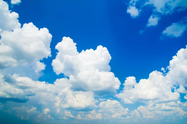 Fundo céu azul com nuvens — Fotografia de Stock