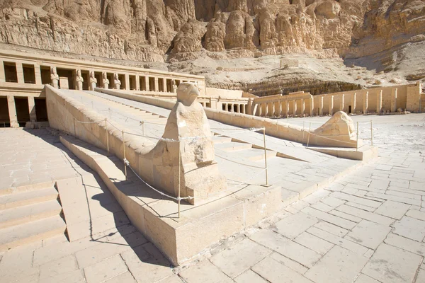 Tempel van Hatsjepsoet in de buurt van Luxor — Stockfoto