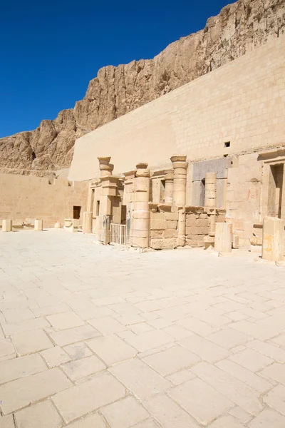 Храм Хатшепсут близ Луксора — стоковое фото