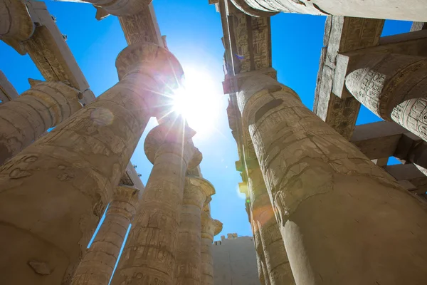 Säulen bedeckt mit Hieroglyphen, Karnak — Stockfoto