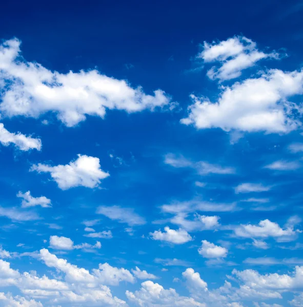 Ciel bleu avec des nuages blancs — Photo