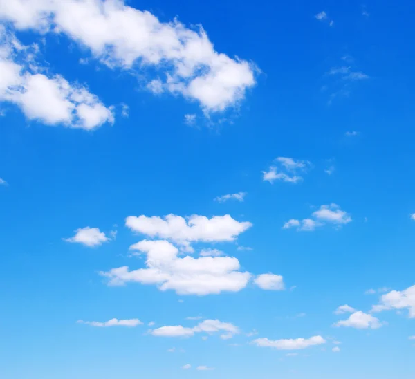 Ciel bleu avec des nuages blancs — Photo