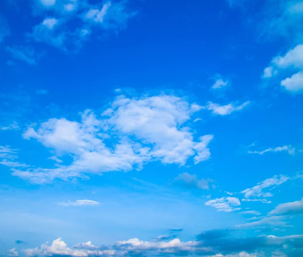 白い雲と青い空 — ストック写真