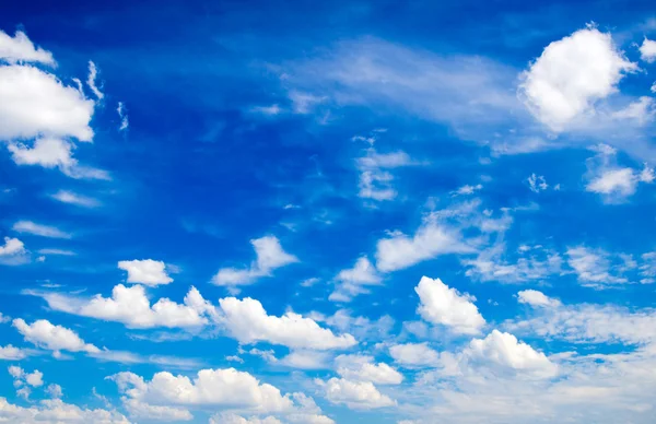 ท้องฟ้าสีฟ้าที่มีเมฆสีขาว — ภาพถ่ายสต็อก
